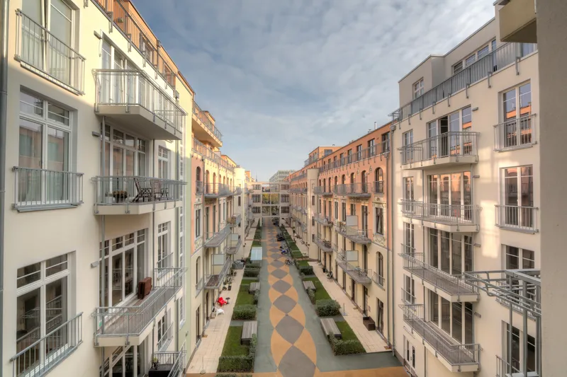 Helle und geräumige Wohnung mit drei Zimmern sowie Balkon und Einbauküche in Berlin Mitte — photo 1